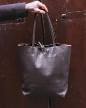 Carica l'immagine nel visualizzatore di Gallery, Shopper in Pelle Martellata Cioccolato
