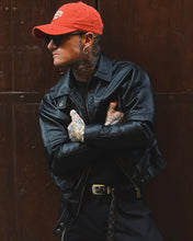 Carica l'immagine nel visualizzatore di Gallery, Bomber Luchè Cropped Ecopelle Martellata Black
