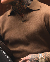 Carica l'immagine nel visualizzatore di Gallery, Polo Scollo a V Cioccolato
