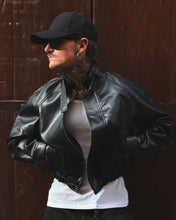 Carica l'immagine nel visualizzatore di Gallery, Bomber Oliver Cropped In Ecopelle Black
