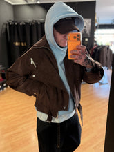 Carica l'immagine nel visualizzatore di Gallery, Bomber Viral Scamosciato Cioccolato SemiImbottito
