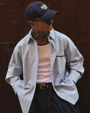 Carica l'immagine nel visualizzatore di Gallery, CAMICIA SEMI OVERSIZE TASCONE RIGATA SKY INSERTI VELLUTO BORDEAUX
