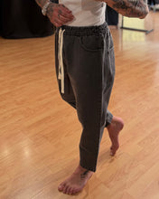 Carica l'immagine nel visualizzatore di Gallery, Pantalaccio LooseFit Cropped in Jeans
