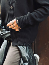 Carica l&#39;immagine nel visualizzatore di Gallery, Cardigan MistoLana Destroyed Black
