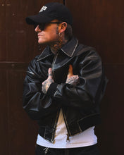 Carica l'immagine nel visualizzatore di Gallery, Bomber Vintage Used Cropped SemiOverSize Black

