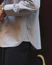 Carica l'immagine nel visualizzatore di Gallery, CAMICIA SEMI OVERSIZE TASCONE RIGATA SKY INSERTI VELLUTO BORDEAUX
