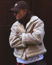 Carica l'immagine nel visualizzatore di Gallery, MONTONE OVERSIZE SEMICROPPED LATTE
