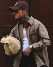 Carica l'immagine nel visualizzatore di Gallery, CAMICIA SEMI OVERSIZE TASCONE RIGATA CIOCCOLATO INSERTI VELLUTO CIOCCOLATO
