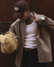 Carica l'immagine nel visualizzatore di Gallery, CAMICIA SEMI OVERSIZE TASCONE RIGATA CIOCCOLATO INSERTI VELLUTO CIOCCOLATO
