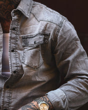Carica l'immagine nel visualizzatore di Gallery, Camicia in Jeans 90’s UsedGrey
