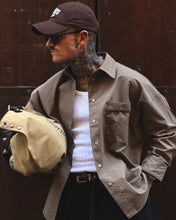 Carica l'immagine nel visualizzatore di Gallery, CAMICIA SEMI OVERSIZE TASCONE RIGATA CIOCCOLATO INSERTI VELLUTO CIOCCOLATO
