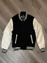 Carica l&#39;immagine nel visualizzatore di Gallery, American Varsity Black Semi Imbottito
