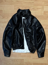 Carica l'immagine nel visualizzatore di Gallery, Bomber Oliver Cropped In Ecopelle Black
