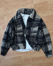 Carica l'immagine nel visualizzatore di Gallery, BOMBER CROPPED TARTAN BOUCLE BLACK
