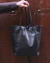 Carica l'immagine nel visualizzatore di Gallery, Shopper in Pelle Martellata Black

