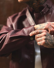 Carica l'immagine nel visualizzatore di Gallery, Bomber Oliver Cropped In Ecopelle Bordeaux
