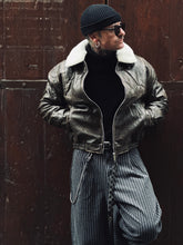 Carica l&#39;immagine nel visualizzatore di Gallery, Bomber Maverick Colletto Removibile Cioccolato
