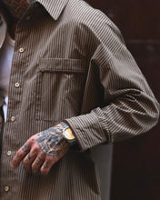 Carica l'immagine nel visualizzatore di Gallery, CAMICIA SEMI OVERSIZE TASCONE RIGATA CIOCCOLATO INSERTI VELLUTO CIOCCOLATO
