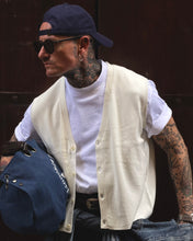 Carica l'immagine nel visualizzatore di Gallery, Smanicato Cropped in Maglia Off-White
