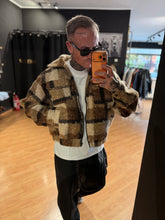 Carica l'immagine nel visualizzatore di Gallery, BOMBER CROPPED TARTAN BOUCLE MOCHAMOUSSE
