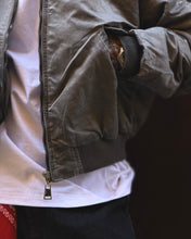 Carica l'immagine nel visualizzatore di Gallery, BOMBER ANNI ‘90 CROPPED LIGHT GREY
