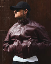 Carica l'immagine nel visualizzatore di Gallery, Bomber Oliver Cropped In Ecopelle Bordeaux
