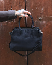 Carica l'immagine nel visualizzatore di Gallery, Bauletto in Suede Black

