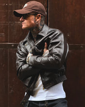 Carica l'immagine nel visualizzatore di Gallery, Bomber Luchè Cropped EcoPelle Martellata Cioccolato
