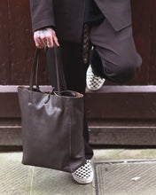 Carica l'immagine nel visualizzatore di Gallery, Shopper in Pelle Martellata Cioccolato
