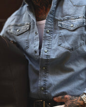 Carica l'immagine nel visualizzatore di Gallery, Camicia In Jeans 90's LightBlue
