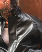 Carica l'immagine nel visualizzatore di Gallery, Bomber Oliver Cropped In Ecopelle Black
