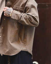 Carica l'immagine nel visualizzatore di Gallery, CAMICIA SEMI OVERSIZE TASCONE RIGATA CIOCCOLATO INSERTI VELLUTO CIOCCOLATO
