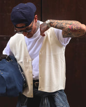 Carica l'immagine nel visualizzatore di Gallery, Smanicato Cropped in Maglia Off-White
