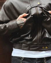 Carica l'immagine nel visualizzatore di Gallery, Bomber Luchè Cropped EcoPelle Martellata Cioccolato
