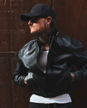 Carica l'immagine nel visualizzatore di Gallery, Bomber Oliver Cropped In Ecopelle Black
