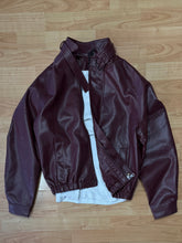 Carica l'immagine nel visualizzatore di Gallery, Bomber Oliver Cropped In Ecopelle Bordeaux
