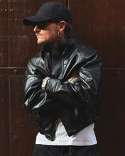 Carica l'immagine nel visualizzatore di Gallery, Bomber Oliver Cropped In Ecopelle Black
