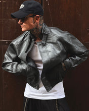 Carica l'immagine nel visualizzatore di Gallery, Bomber Oliver 2.0 Cropped in Ecopelle Used DarkGrey
