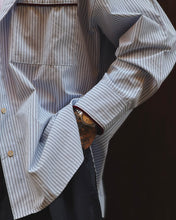 Carica l'immagine nel visualizzatore di Gallery, CAMICIA SEMI OVERSIZE TASCONE RIGATA SKY INSERTI VELLUTO BORDEAUX
