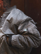 Carica l'immagine nel visualizzatore di Gallery, BOMBER ANNI ‘90 CROPPED LIGHT GREY
