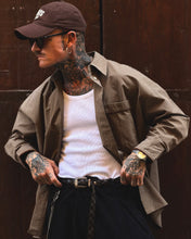 Carica l'immagine nel visualizzatore di Gallery, CAMICIA SEMI OVERSIZE TASCONE RIGATA CIOCCOLATO INSERTI VELLUTO CIOCCOLATO
