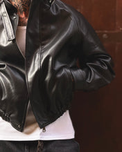Carica l'immagine nel visualizzatore di Gallery, Bomber Oliver Cropped In Ecopelle Black
