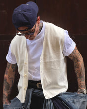 Carica l'immagine nel visualizzatore di Gallery, Smanicato Cropped in Maglia Off-White
