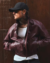 Carica l'immagine nel visualizzatore di Gallery, Bomber Oliver Cropped In Ecopelle Bordeaux
