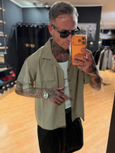 Carica l'immagine nel visualizzatore di Gallery, Camicia Cropped Semi OverSize MochaMousse
