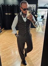 Carica l&#39;immagine nel visualizzatore di Gallery, Gilet Spigato Cioccolato
