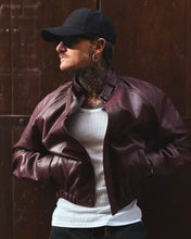 Carica l'immagine nel visualizzatore di Gallery, Bomber Oliver Cropped In Ecopelle Bordeaux
