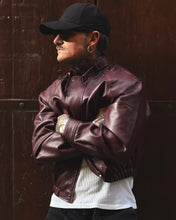 Carica l'immagine nel visualizzatore di Gallery, Bomber Oliver Cropped In Ecopelle Bordeaux
