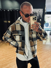 Carica l&#39;immagine nel visualizzatore di Gallery, Giubbotto Tartan Imbottito Biscotto
