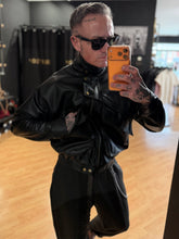 Carica l'immagine nel visualizzatore di Gallery, Bomber Luchè Cropped Ecopelle Martellata Black
